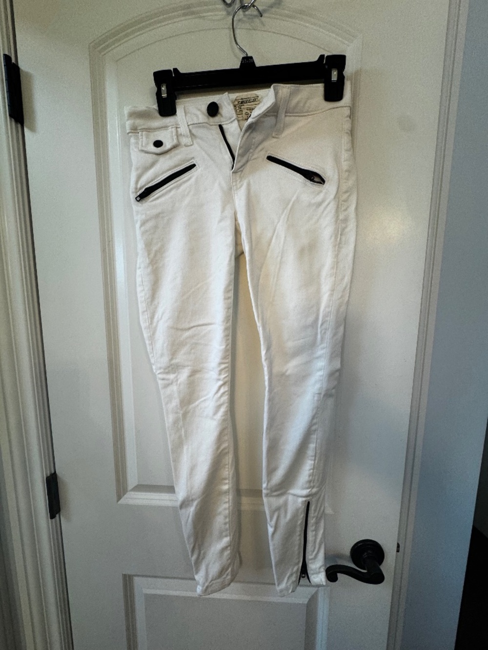 Current/Elliott white jeans with black zipper details